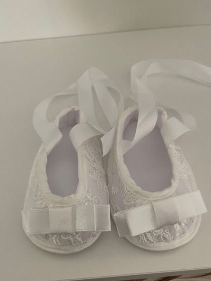 "Elegant White Baby Girl Christening Dress – Lace Embroidered Baptism Gown with Bonnet