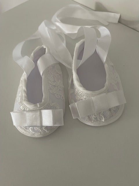 "Elegant White Baby Girl Christening Dress – Lace Embroidered Baptism Gown with Bonnet